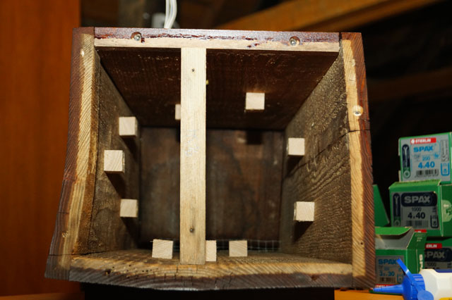 hornissennest-abrutschsicherung im blick vom dach her Nest-Abrutschsicherung im Hornissenkasten